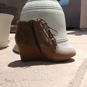 MIA Taupe suede booties
